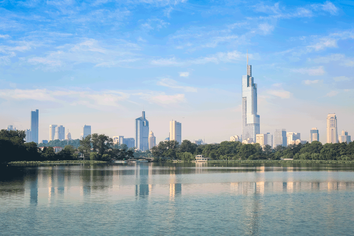 Park Lumpini w Bangkoku z jeziorem i panoramą miasta