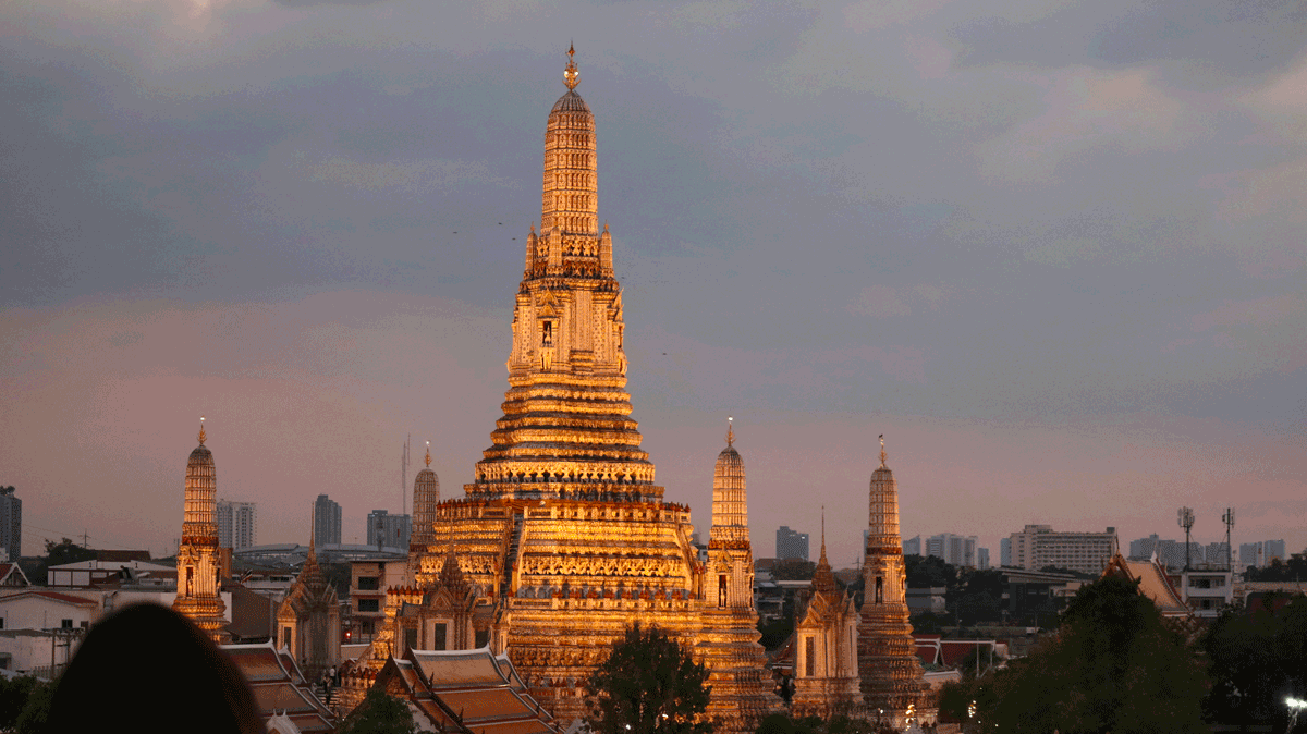 Wat Arun w Bangkoku nad rzeką Chao Phraya o zachodzie słońca