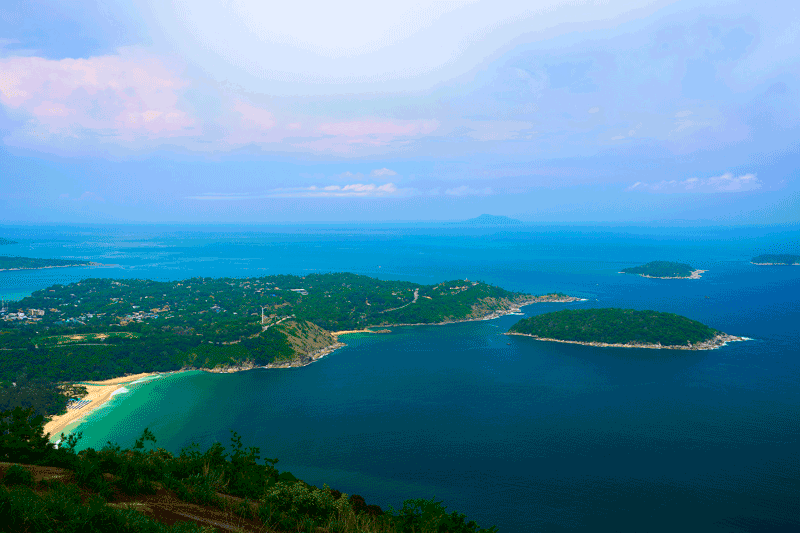Wyspy Tajlandii: Widok na tropikalną plażę Phuket z łodziami longtail