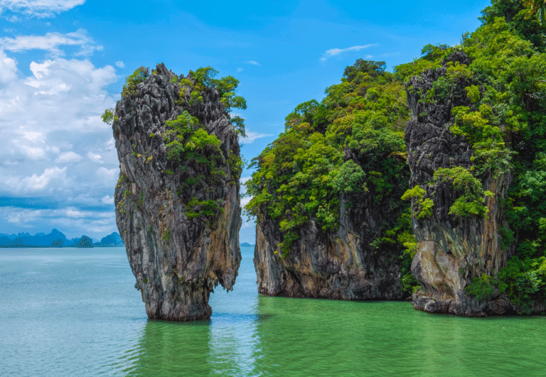Tajlandia Phuket jaskinia James Bonda i skały w zatoce Phang Nga