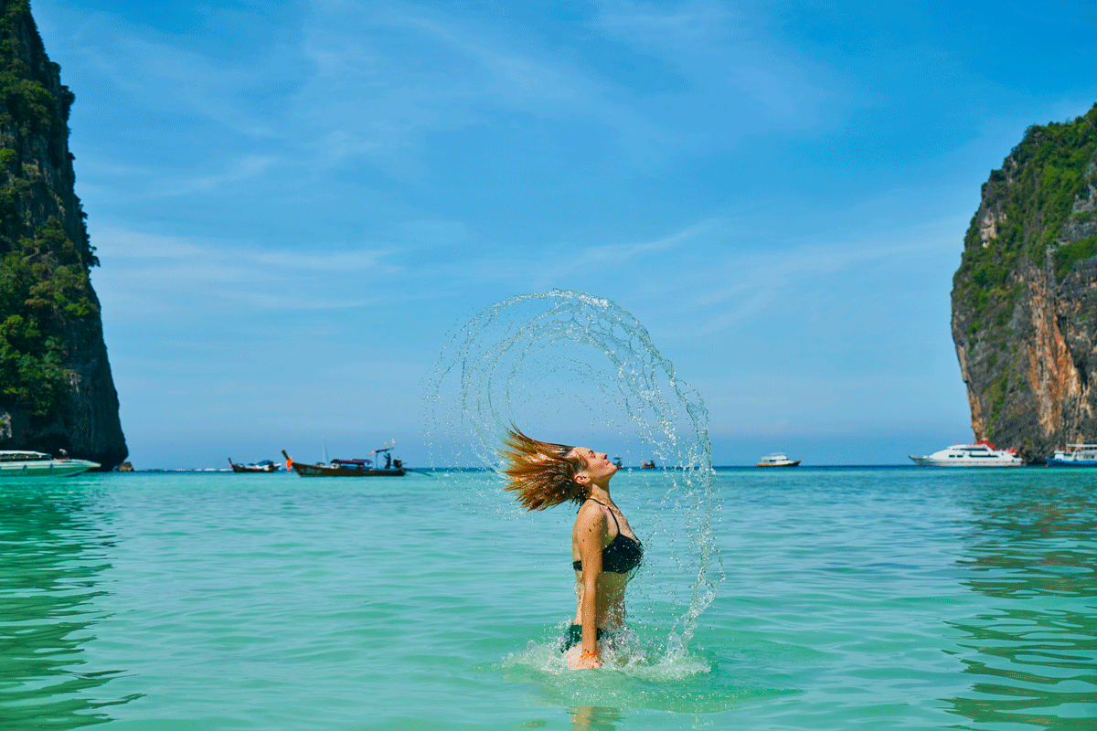Tajlandia na własną rękę: Kobieta kąpiąca się na rajskiej plaży Koh Phi Phi