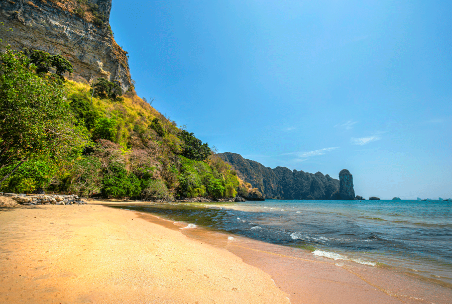 4 Islands Tour Krabi: łodzie longtail, plaża i wapienne wyspy Tajlandii