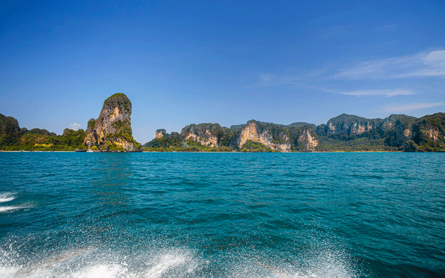 Railay Beach Krabi: plaża, łodzie longtail i wysokie wapienne klify