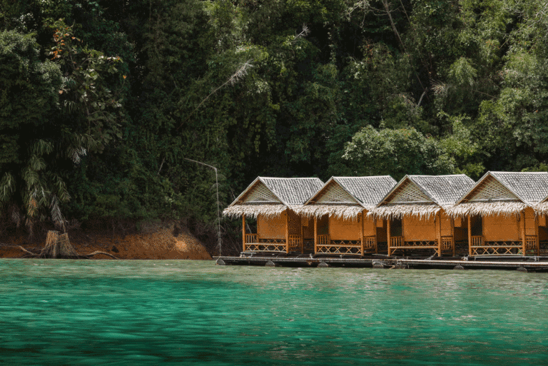 Khao Sok i domki na wodzie – czy warto spać nad jeziorem Cheow Lan