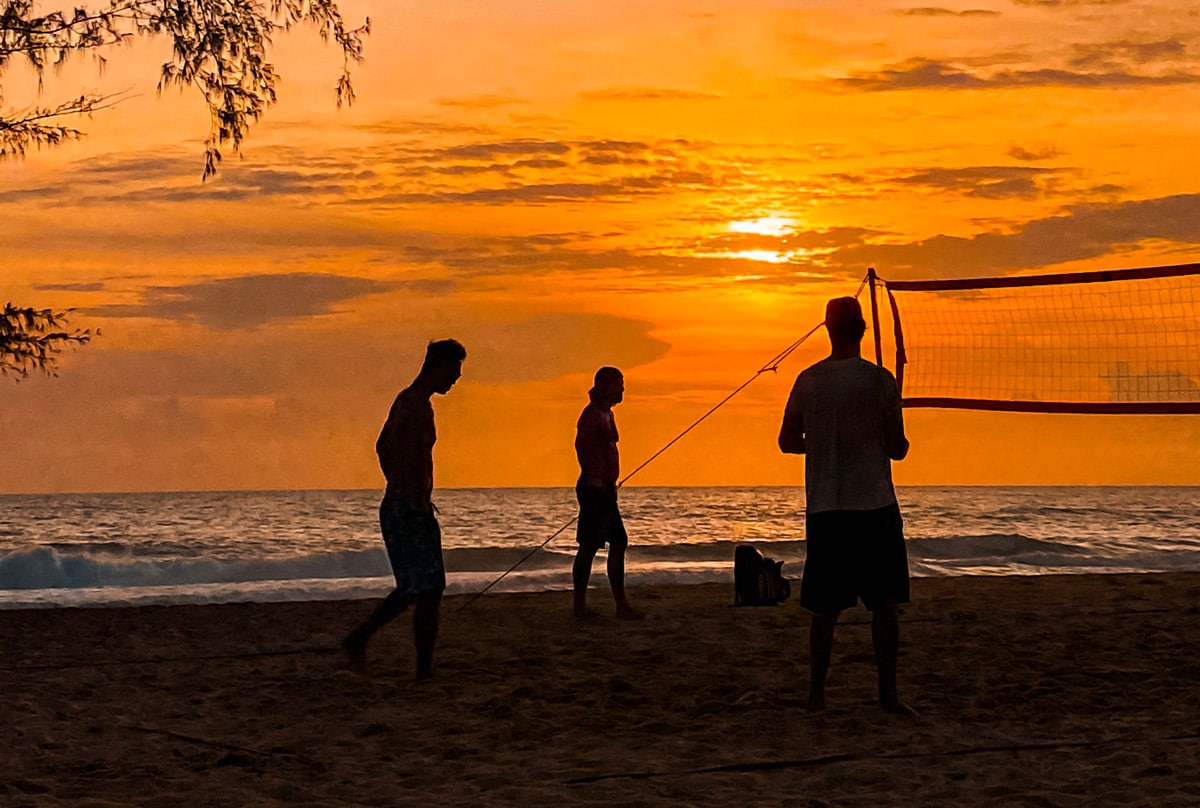 Co zobaczyć w Khao Lak? Poznaj najpiękniejsze plaże, wodospady, lokalne targi oraz najlepsze wycieczki na Similany i do Khao Sok.