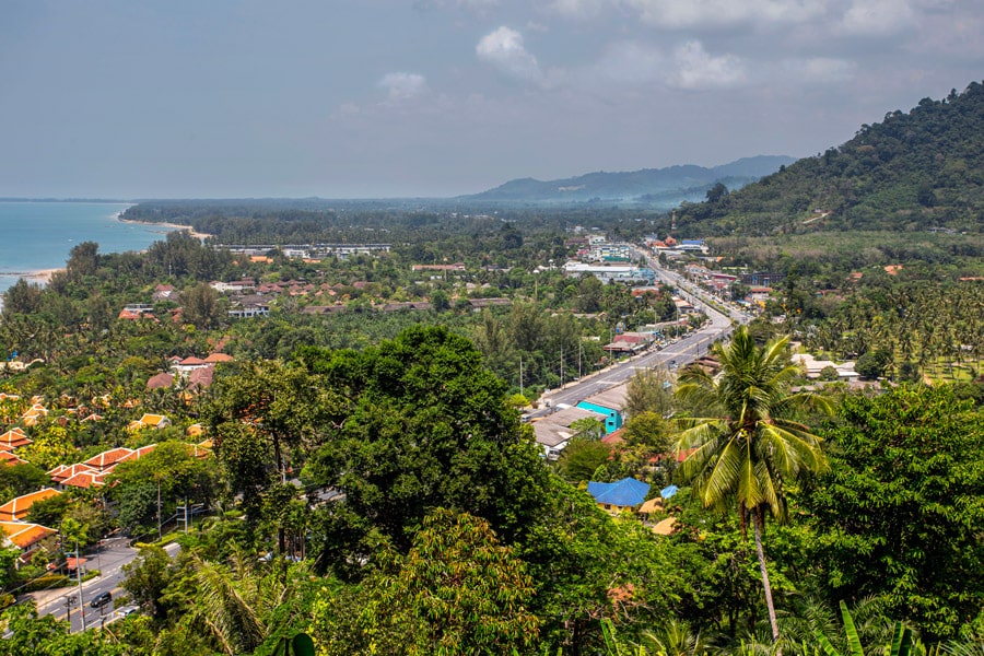 Khao Lak w Tajlandii – plaża, palmy i turkusowe morze